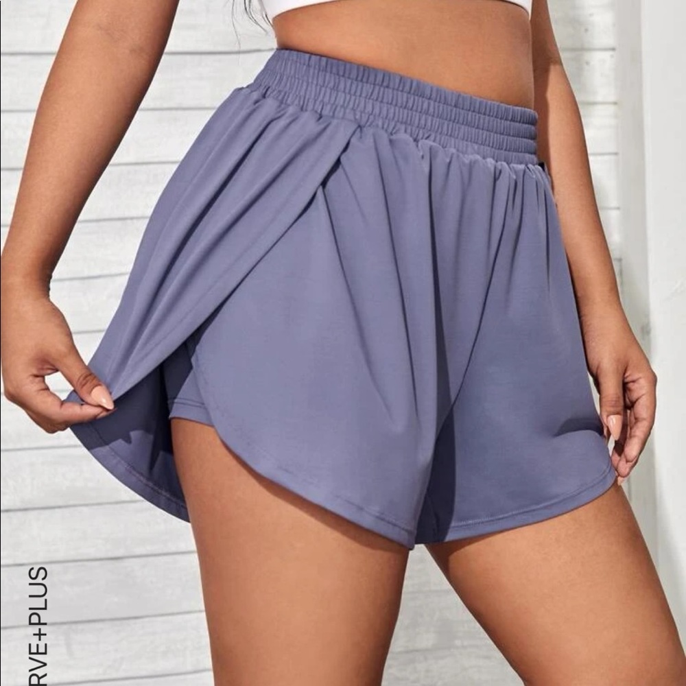 NWOT Violet tulip hem workout shorts